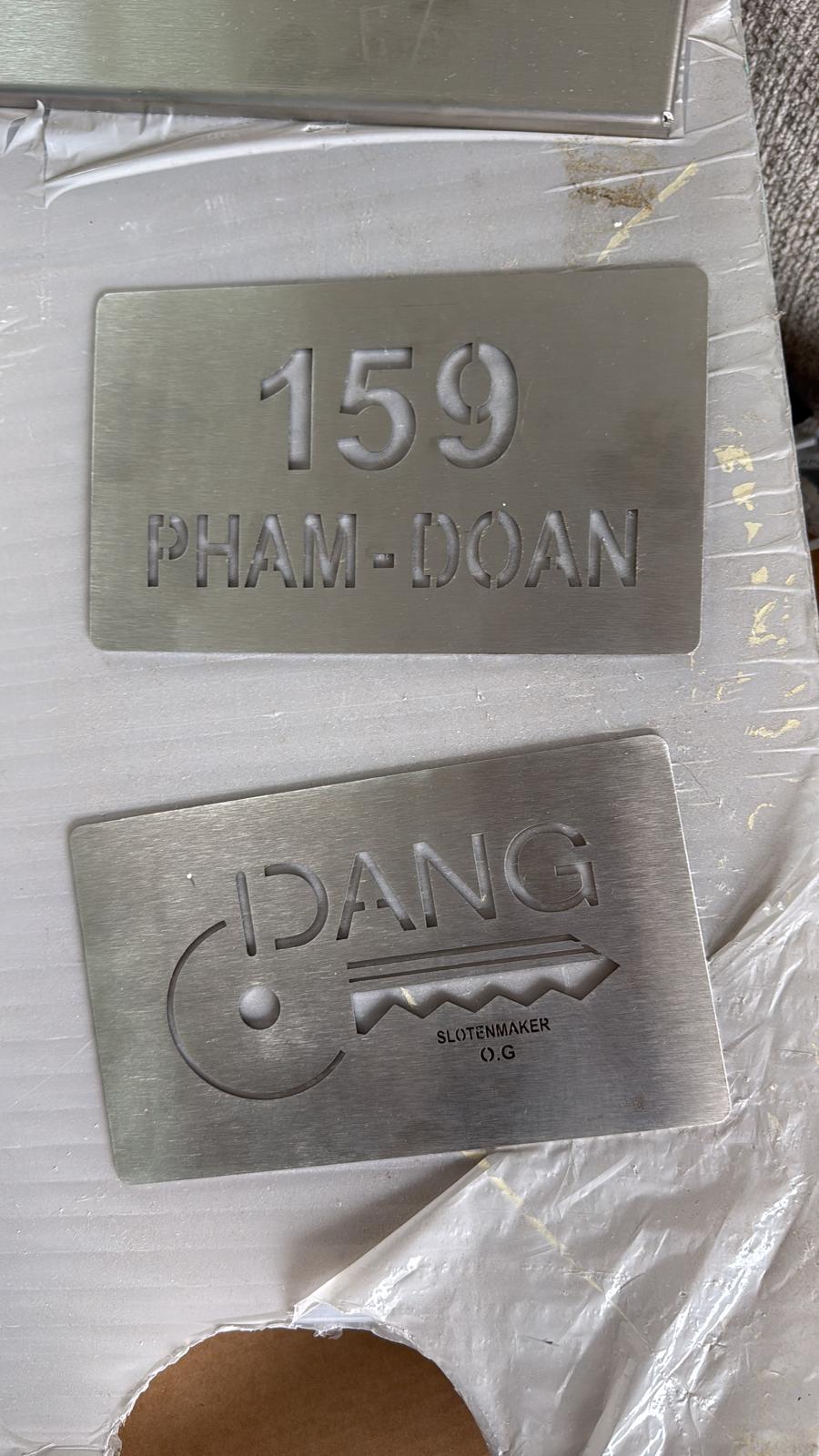 Naamplaat Slotenmaker Dang, Klein Heiken 159